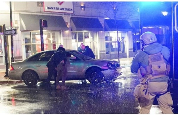 Baydenin mühafizə maşınına avtomobil çırpıldı - Çaxnaşmaya səbəb oldu