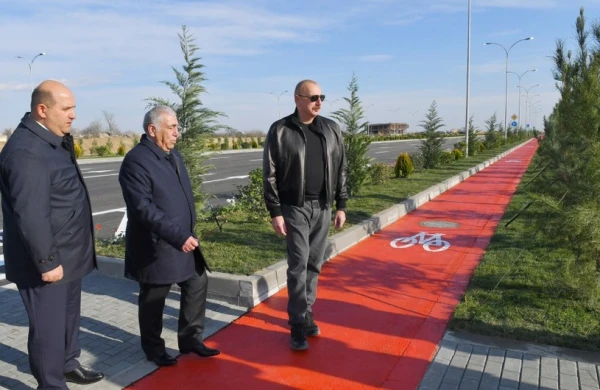 İlham Əliyev Ağdam şəhərinin daxili yollarında aparılan işlərlə tanış olub