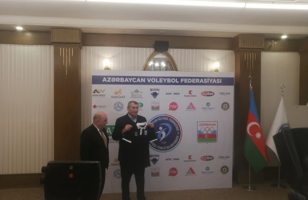 Şahin Bağırov Faiq Qarayevə forma hədiyyə etdi