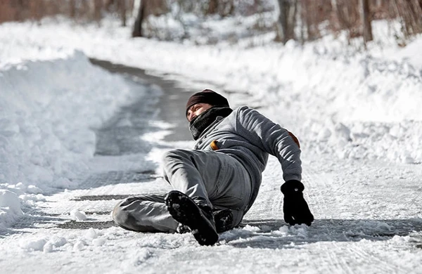 Qarlı havada xəsarət alanların sayı 347-ə çatıb&nbsp;