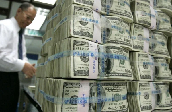 7 yaşlı qız anasına əsəbiləşib 88 min dolları pəncərədən atdı&nbsp;