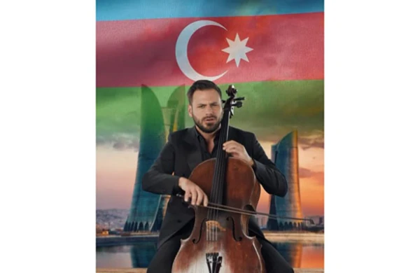 8 milyonluq səhifəsində Azərbaycan mahnısı ifa etdi - Video