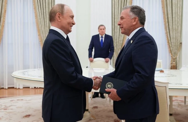 Putin ABŞ-ın xüsusi nümayəndəsi ilə əl sıxıb