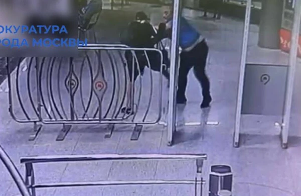Moskvada metrosunda&nbsp; mühafizəçisini bıçaqlayan şəxs həbs edilib