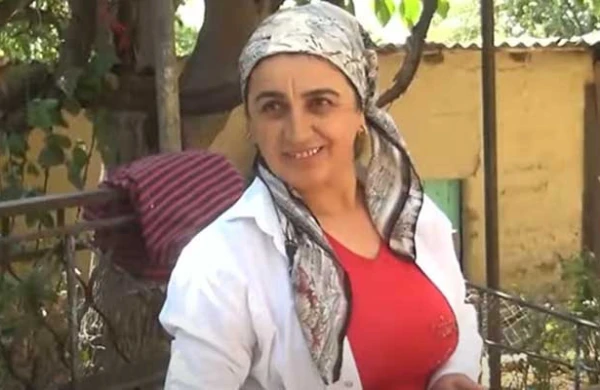 Cəlilabadlı qadın kəndə hücum edən çaqqalı əlləri ilə öldürdü - Video