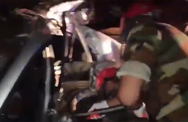 Maşını ağaca çırpan sürücü belə xilas edildi - Video