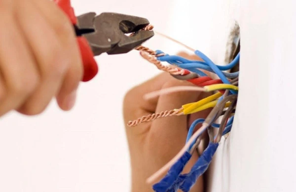 Elektrik naqilləri ilə oynayan yeniyetməni "tok" vurdu