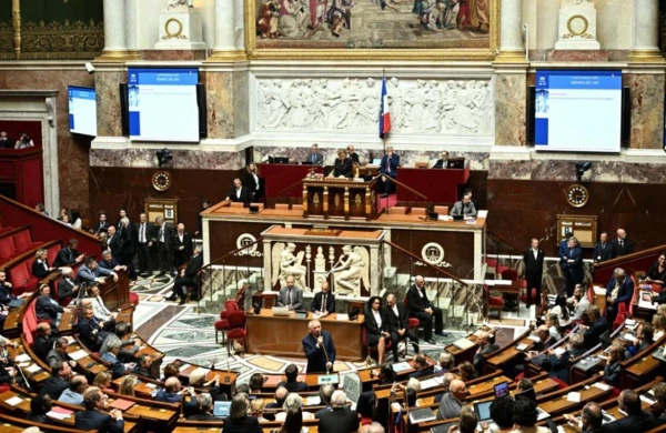 Fransa parlamenti kabinetə etimadsızlıq səsverməsini keçə bilməyib