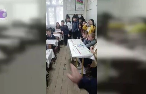 Bu məktəbdə şagirdlər dərsi ayaqüstə öyrənirlər - oturmağa yer yoxdur - VİDEO
