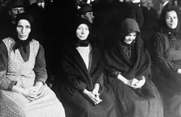 Macarıstanın “Qadınlar kəndi”: Yüzlərlə kişinin həyatına son qoyan dəhşətli tarix
