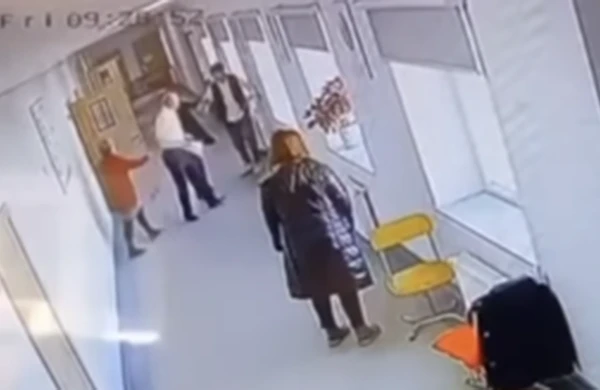 Məktəbdə direktor müavini şagirdlə xadiməni döyüb - Video&nbsp;