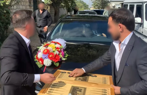 Gəlin maşınının qarşısını kəsib nərd oynadılar - Bəyin 4 dostu həbs edildi&nbsp;