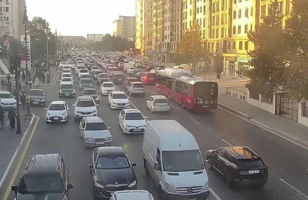 Bu yollarda ağır tıxac var