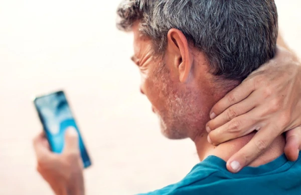 Uzun müddət telefona baxanlara NEVROLOQDAN XƏBƏRDARLIQ!