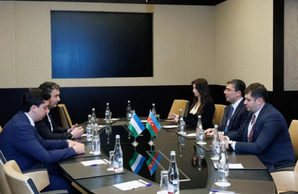 Əhməd İsmayılov Azərbaycanda səfərdə olan Özbəkistan nümayəndə heyəti ilə görüşüb