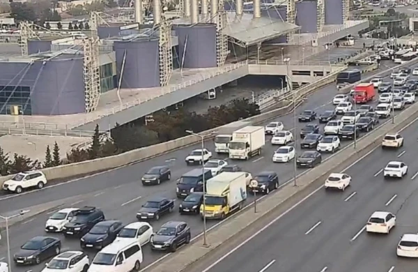 Bu yollarda ağır tıxac var