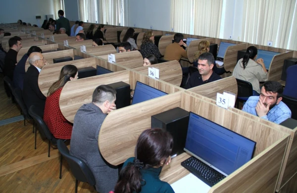 Vəkil olmaq istəyənlər imtahan verir