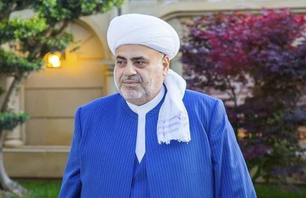 Şeyx Allahşükür Paşazadənin müğənni ilə ARXİV FOTOSU YAYILDI