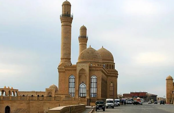 Bibiheybət məscidinin həyətində dəfn edilən general kimdir?