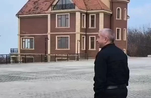 Sabiq deputat makler kimi Mehdiyevin villasına girdi - Video&nbsp;