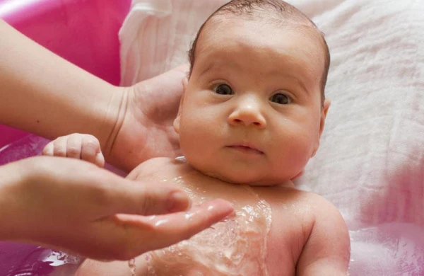 Yeni doğulmuş körpəni nə vaxt çimdirmək lazımdır?