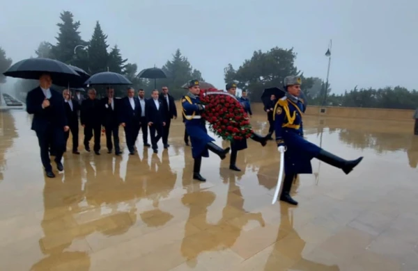 İranın xarici işlər naziri Bakıda şəhidlərin xatirəsini anıb 