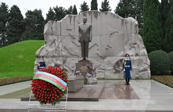 Prezident ailəsi ilə birlikdə&nbsp; Ulu Öndərin məzarını ziyarət edib&nbsp;