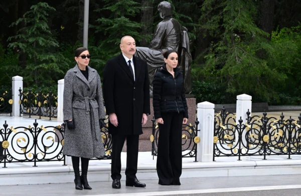 Prezident xanımı və qızı ilə Fəxri xiyabanda - Fotolar 