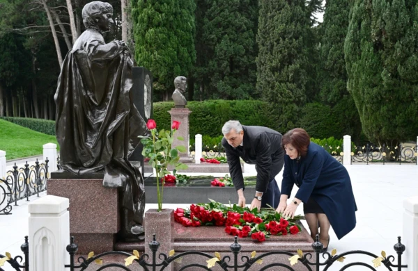 Ulu Öndərin məzarını&nbsp; ziyarət edən RƏSMİLƏR