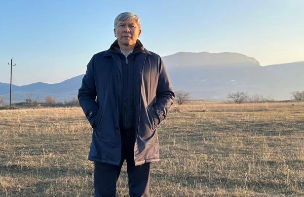 Qırğızıstanlı   səfirin   Ağdamda səmimi görüntüləri: Bulaqdan su içdi,şəhidlərin ruhuna dualar  oxudu   —   FOTOLAR 