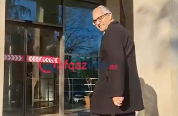 Kamran Əsədov məhkəməyə gülə-gülə&nbsp; gəldi - Video&nbsp;