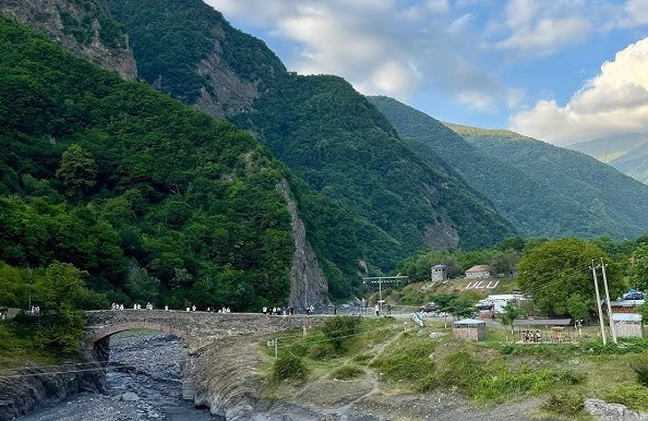 Qaxda möcüzəli məkan: Dağın qoynunda yerləşən kükürdlü hamamın sirri nədir? - REPORTAJ