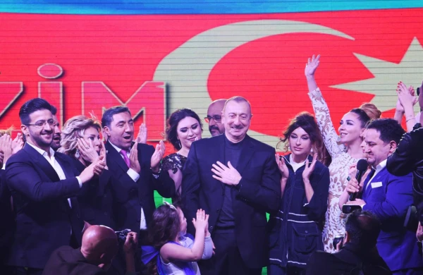 Hər zaman sənətçilərə diqqət yetirən LİDER:  Onlar Prezidenti belə təbrik etdilər  - VİDEO