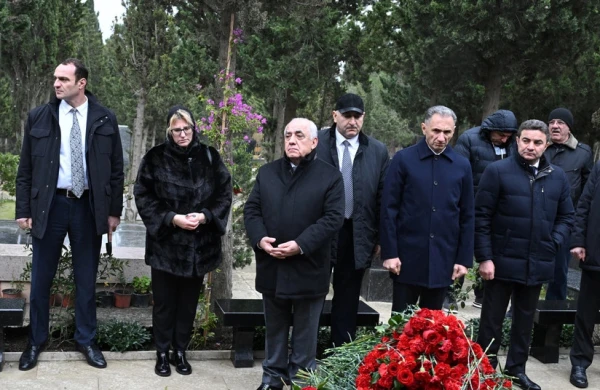 Əli Əsədov AZAL təyyarəsinin həlak olan ekipaj üzvlərinin məzarlarını ziyarət edib&nbsp;