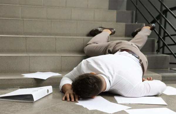 “ASAN Xidmət”də mühafizəçi ilə əlbəyaxa olub pilləkəndən yıxıldılar&nbsp;