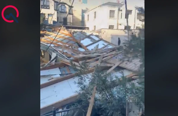 Güclü külək Bakıda binanın damını uçurdu - Video