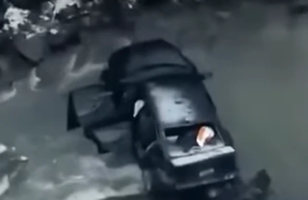 Buzlu yolda sürüşən maşın çaya aşdı - Video