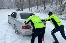 Dağda qalanlara yardım edildi - Foto