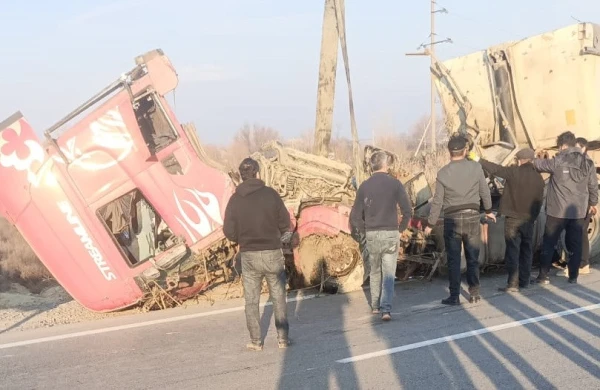 Bakı-Qazax yolunda ağır qəza: "KAMAZ" belə aşdı -VİDEO