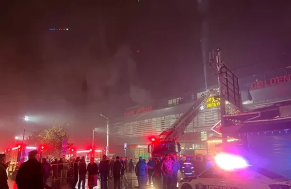 Ticarət mərkəzində yanğın - 17 yanğınsöndürən texnika cəlb olundu