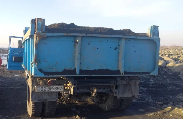 Çaydan qum daşıyanları polis HƏBS ETDİ