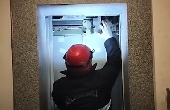 Bakıda liftdə qalan şəxslər XİLAS edildi&nbsp;