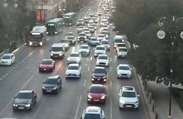 Bu yollarda ağır tıxac var