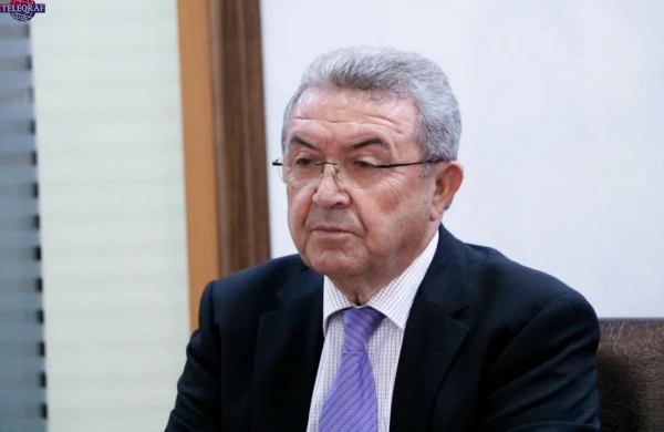 80 yaşlı Misir müəllimə 11 vəzifə verilir,  verilsin, bəs Misir müəllim niyə götürür?   