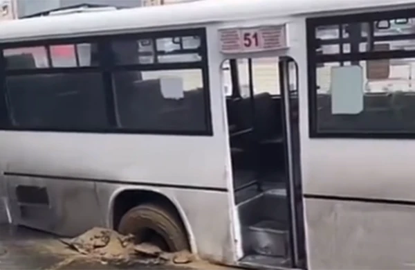 Bakıda sərnişin avtobusu çuxura düşdü - Video&nbsp;