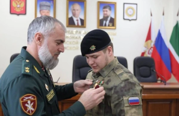Ramazan Kadırovun qəzaya düşən oğluna medal verildi