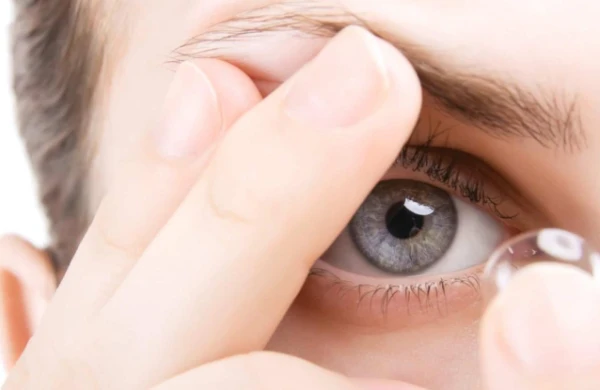 Gözünə linza taxan qız kor oldu