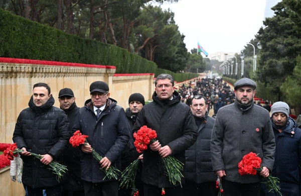 Medianın İnkişafı Agentliyinin nümayəndələri 20 Yanvar - Ümumxalq Hüzn Günü ilə əlaqədar Şəhidlər xiyabanını ziyarət ediblər 