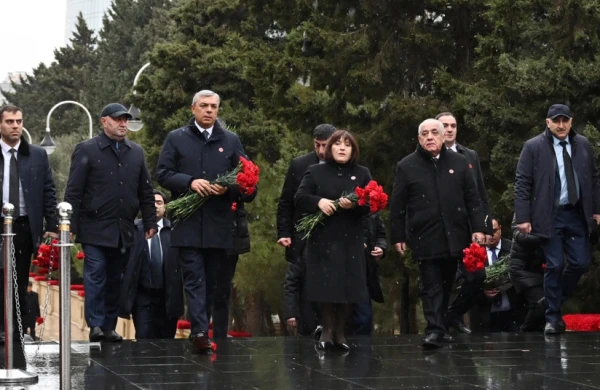 Rəsmilər Şəhidlər xiyabanında - Fotolar 