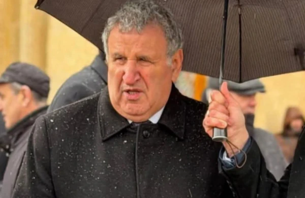 İsa Həbibbəylinin başına çətir tutan şəxslə bağlı ŞOK QƏRAR